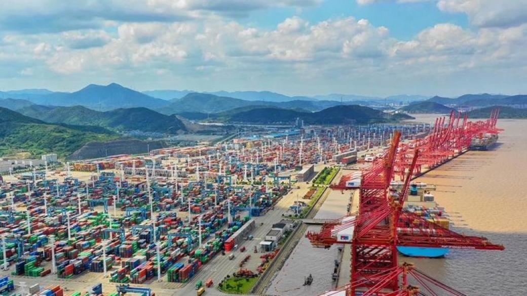 COVID държи полузатворено най-натовареното пристанище в света
