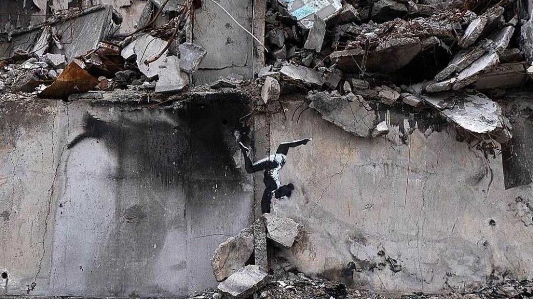Банкси нарисува графит върху разрушена сграда в Украйна