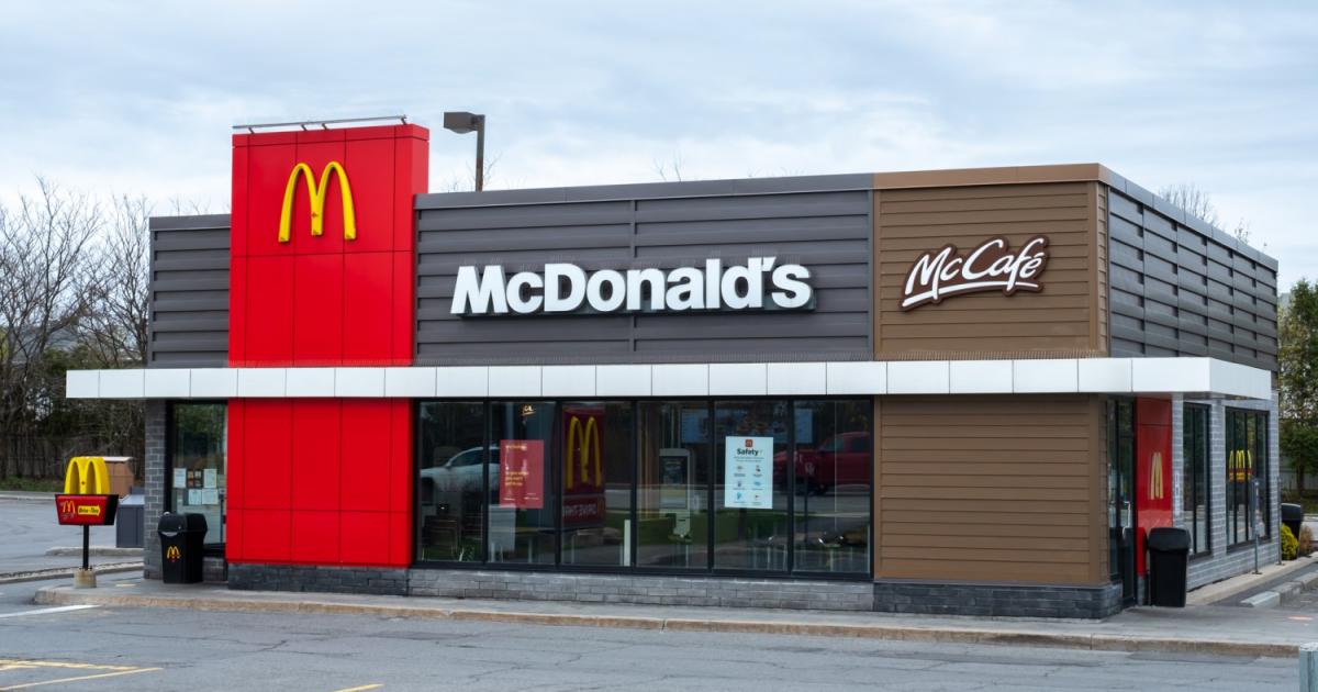McDonald`s Corp намалява заплатите на някои служители като част от