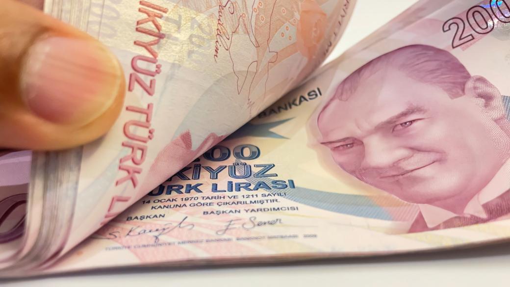 Банките пренаписват прогнозите си за турските лихви и лира