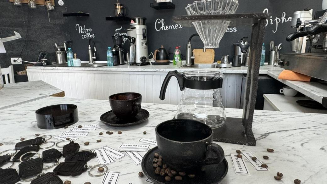 Чаши за кафе от утайка – български стартъп търси решение за индустрията