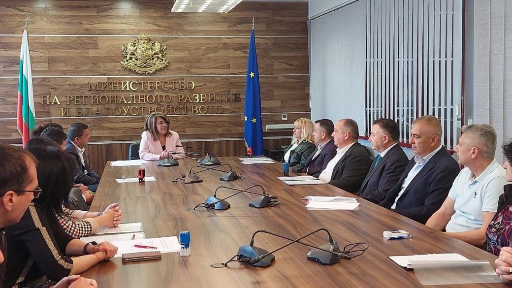 Коритарова подписа нови 57 споразумения за 122 млн. лв. с общините