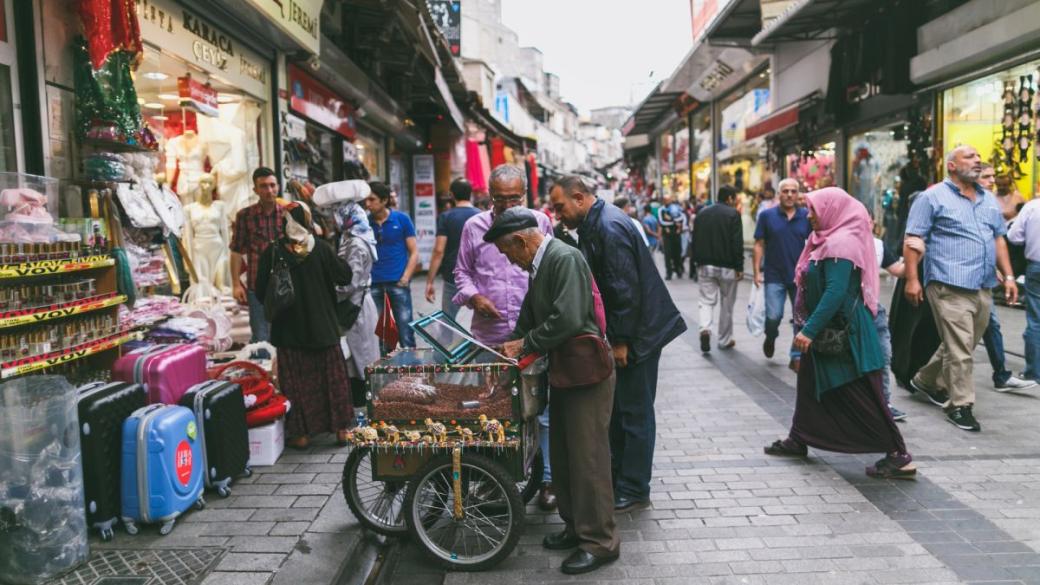 Спирала на бедността: Турците плащат цената за икономическата политика на Ердоган
