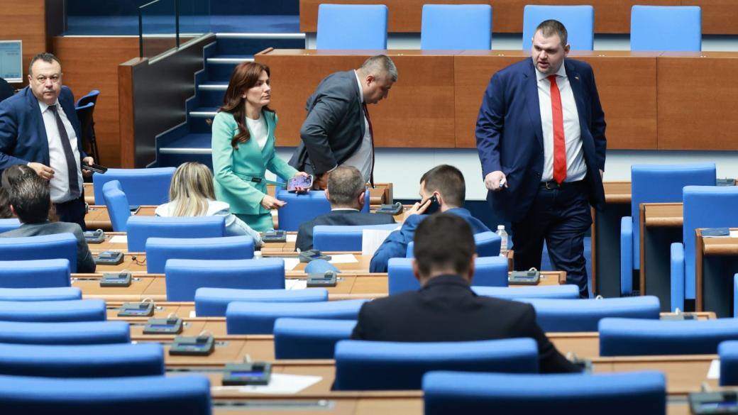 Листопадът продължава: Още депутати от ДПС напускат Пеевски заради Доган