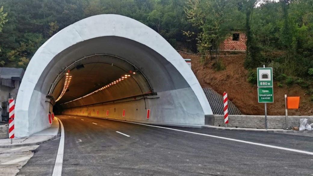 Ремонтите по два тунела на магистрала „Хемус“ спират за лятото (галерия)