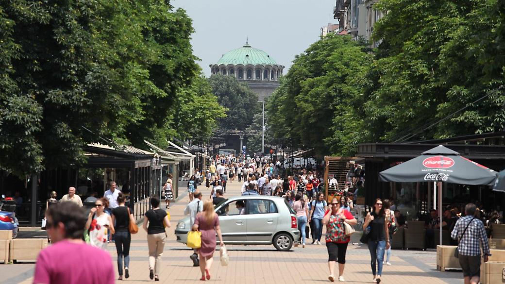 Средната работна заплата в България достига 2300 лв.