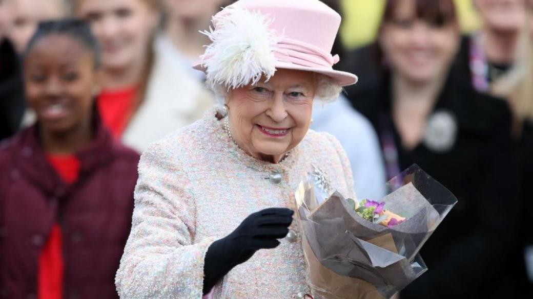 Какво подарява кралица Елизабет II на своите служители за Коледа